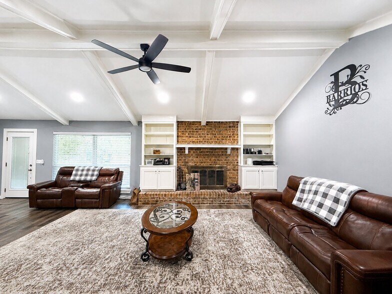 Building Photo - 310 Spring Lake Dr