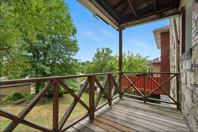 Building Photo - "Charming 3-Bed Retreat with Gleaming Hardwood Floors on Beacon Hill Avenue!"