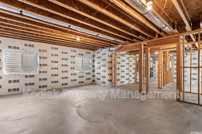 Building Photo - 991 Shoreline Dr