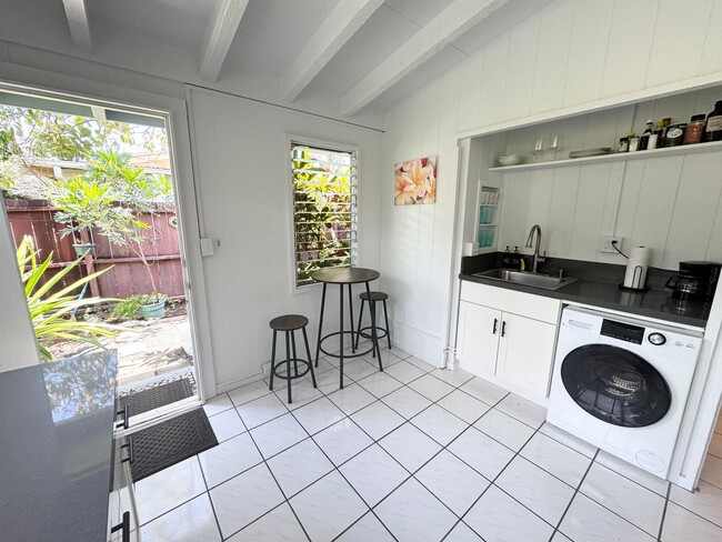Building Photo - Ready for move in! Utilities included! One...