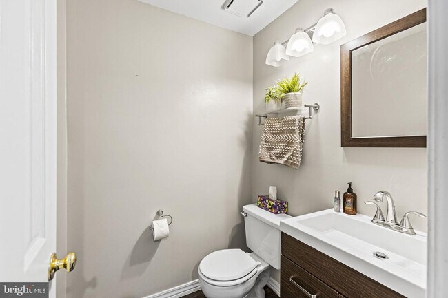 Building Photo - This beautiful 3-bedroom townhome is nestl...