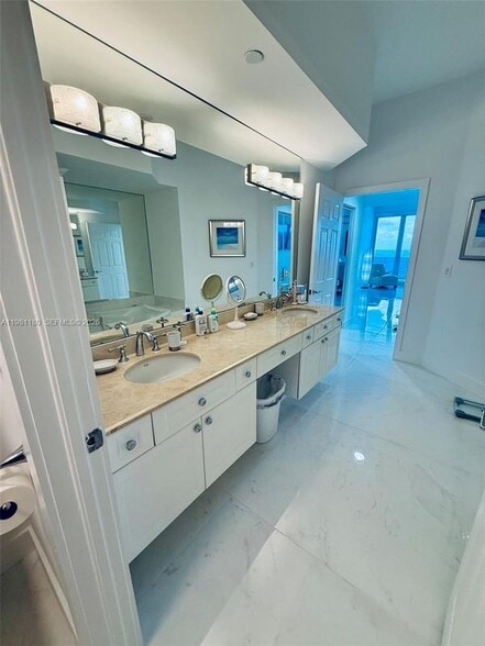 Building Photo - 3200 N Ocean Blvd