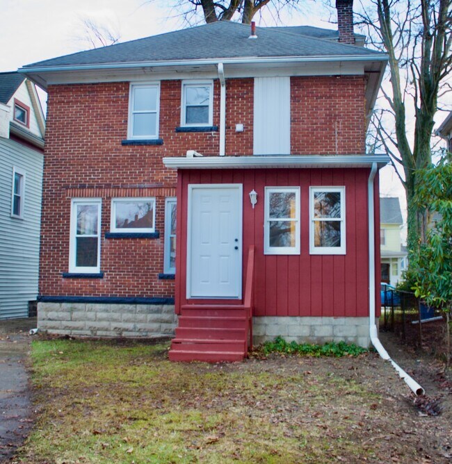 Building Photo - 1026 W 7th St