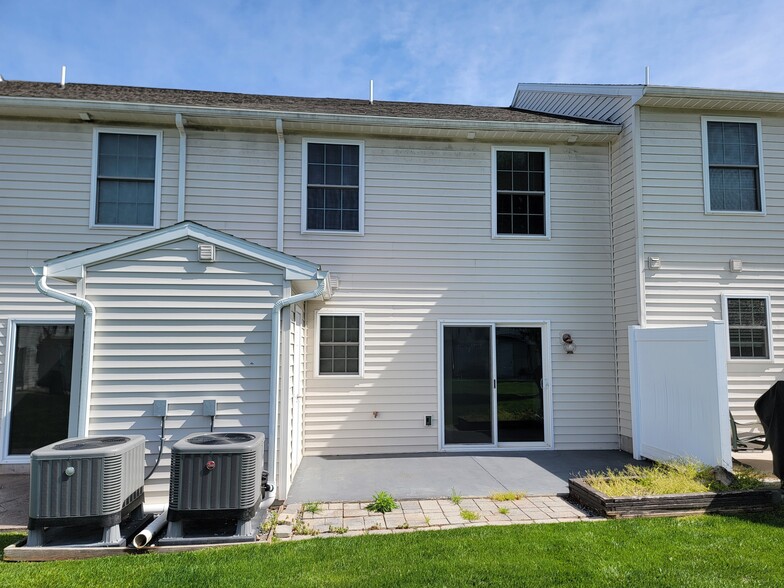 Building Photo - 126 Redstone Dr