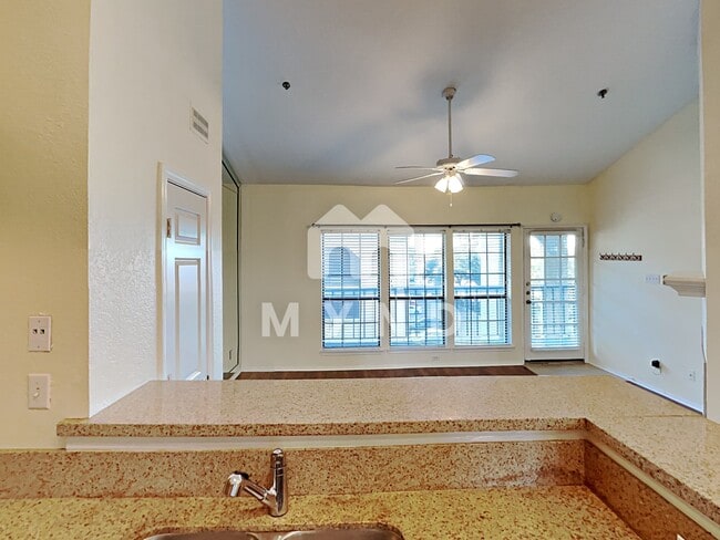 Building Photo - 4800 W Lovers Ln Apt 518