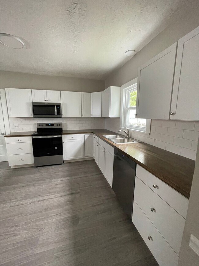 Building Photo - Three Bedroom House