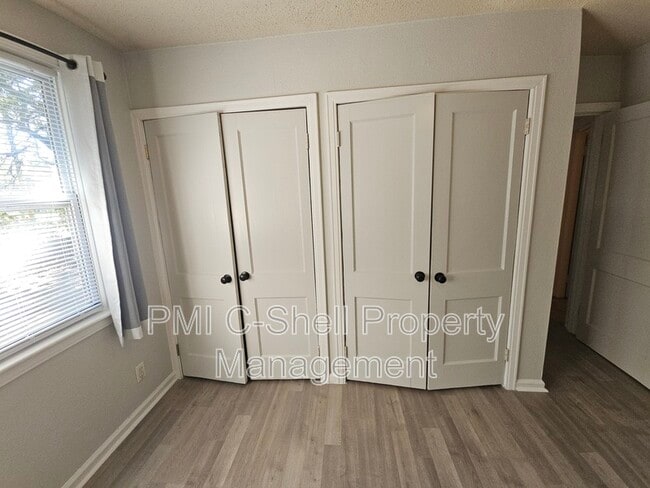 Building Photo - 210 N Pinewood Ln