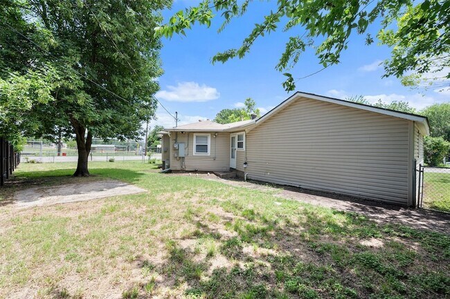 Building Photo - 1501 Greenbrier Dr