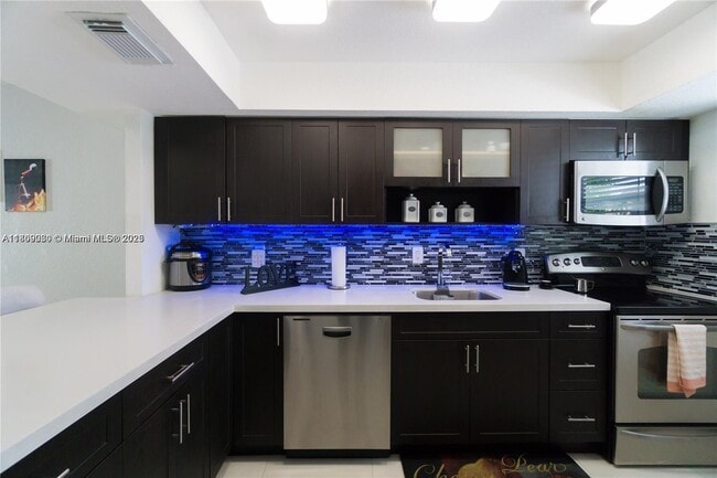 Building Photo - 845 W 79th Pl