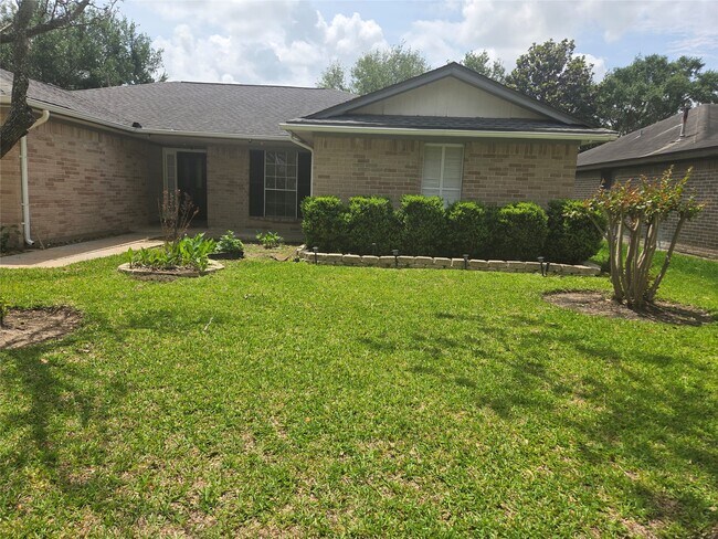 Building Photo - 15415 Beechnut St