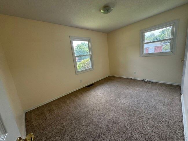 Building Photo - Beautiful 3 bedroom 1.5 baths Brick Ranch