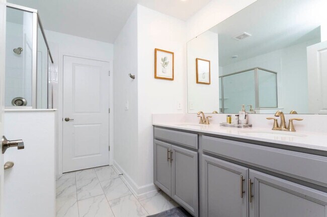 Building Photo - 9202 Sommerset Hills Dr