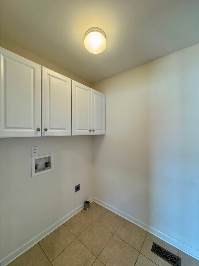 Building Photo - The Oaks at Westgate