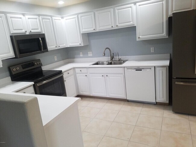 Building Photo - 15252 N 100th St