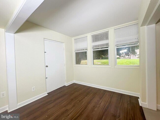 Building Photo - 9641 White Acre Rd