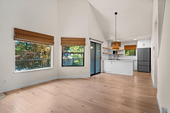 Building Photo - Stylish Lake Oswego 1 Bedroom Condo with Loft — Walk to Shops & Parks