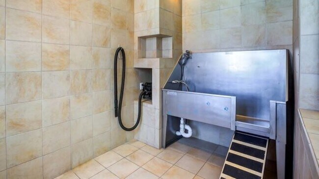 Building Photo - 550 Viridian Dr