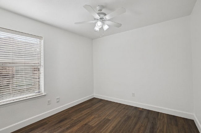 Building Photo - "Charming 3-Bedroom Home Just Minutes from Downtown Dallas!"