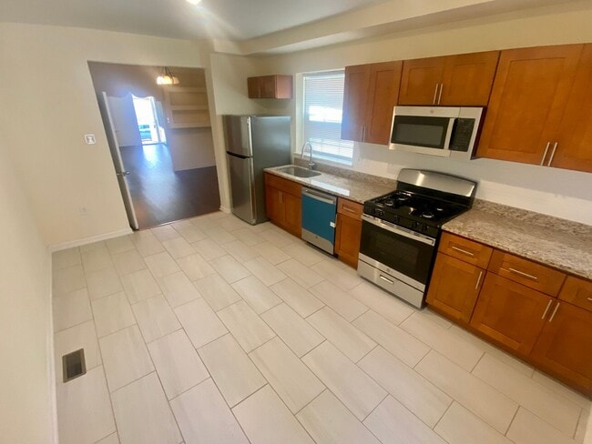 Building Photo - Newly Renovated 4BED 1.5BTH / Stainless Steel Appliances & Washer/Dryer Hookup!