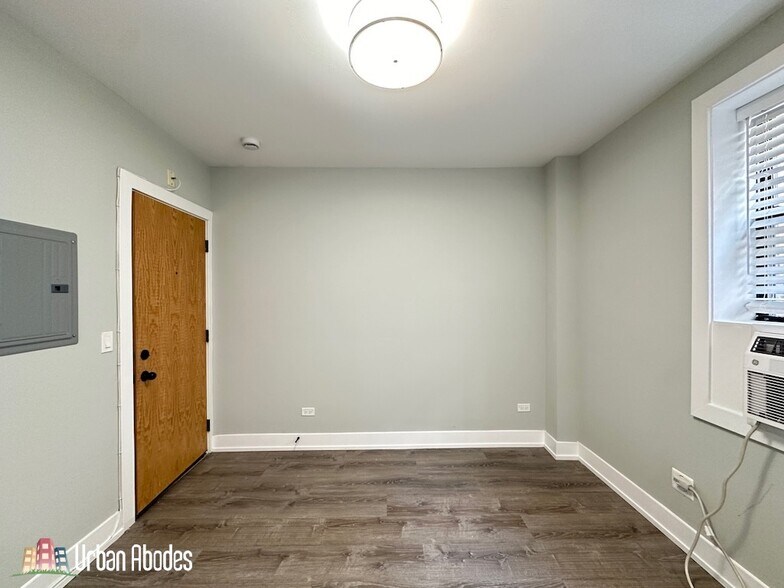 Building Photo - 515 W Belmont Ave