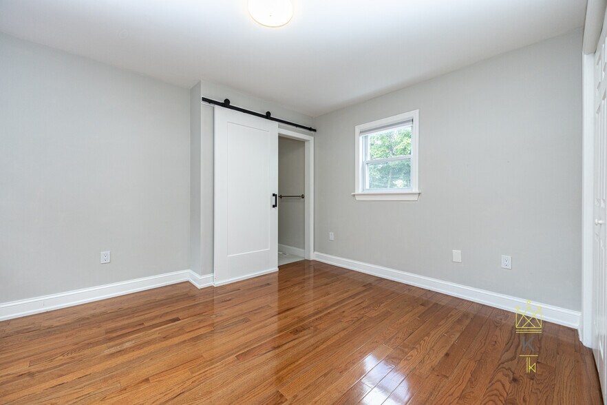 Building Photo - 1495 Hyde Park Ave