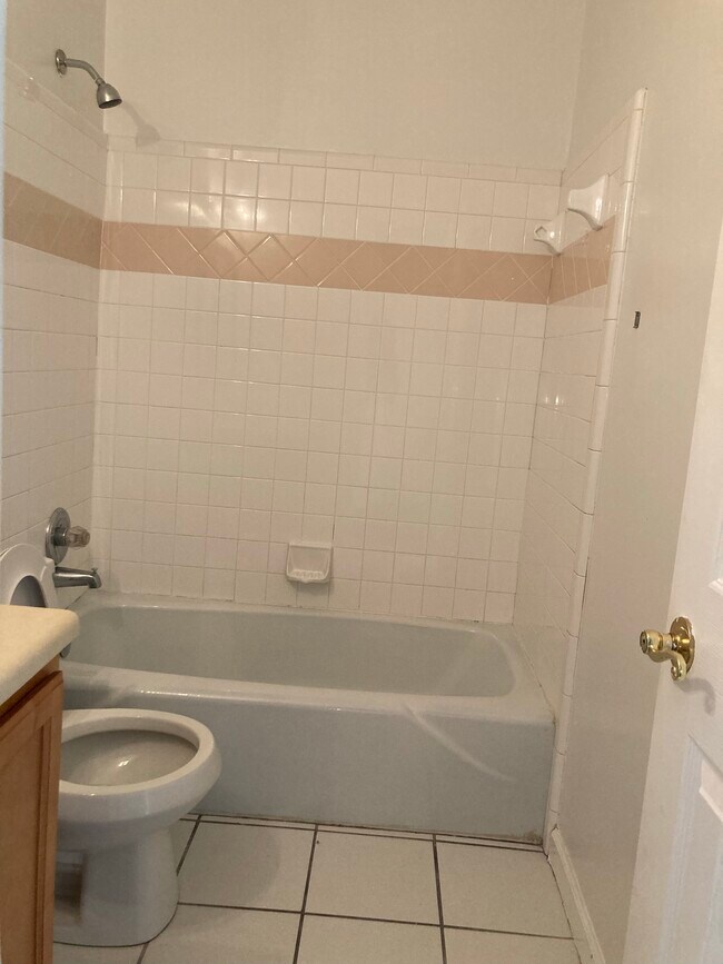 Shared Bathroom - 2022 Oak Park Ln