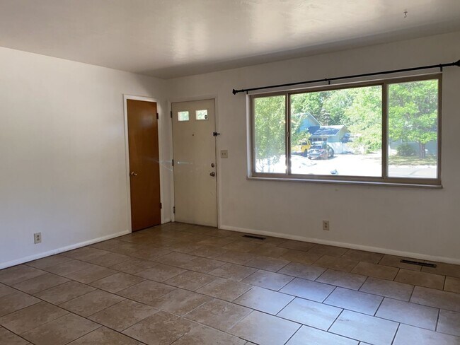 Building Photo - STUDENTS WELCOME! Sprawling Ranch Home w/ Large Fenced Yard