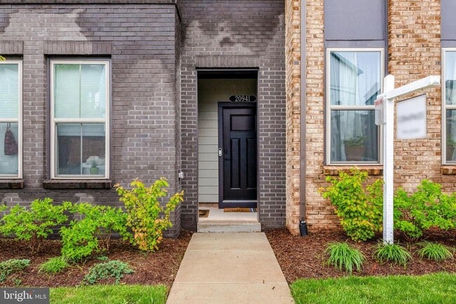 Building Photo - 20941 Bluebird Sq