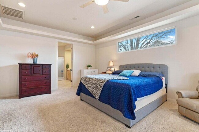 Building Photo - Spacious 5 bed 3 bath with large back yard.