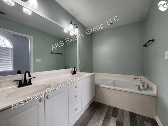 Building Photo - 617 Parkside Cir