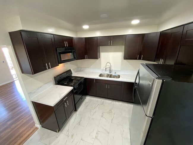 Building Photo - 3 Bedroom 1 Full Bath Remodeled Twin-Home