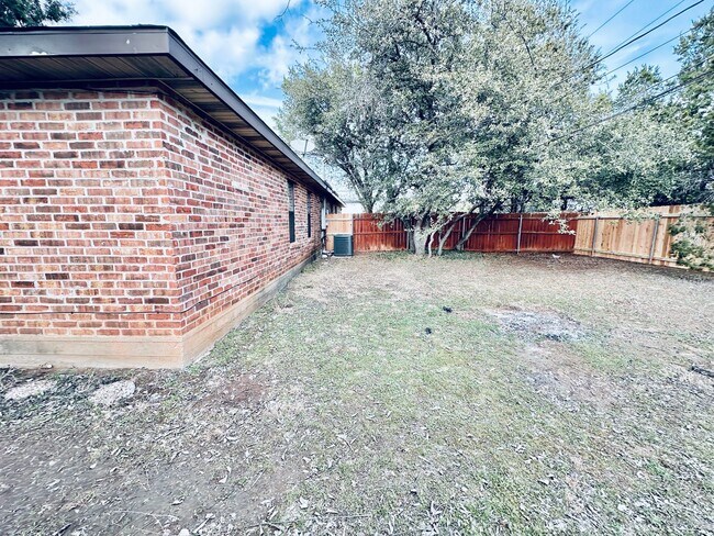 Building Photo - 5207 Thunderbird St
