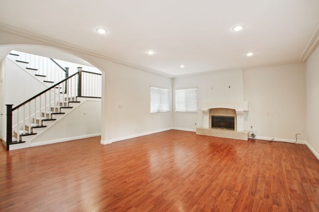 Building Photo - Beautiful Torrance Home - Detached Back Ho...