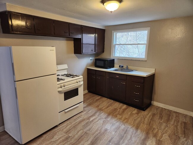Building Photo - Updated 2 Bedroom Apartment in Millvale!
