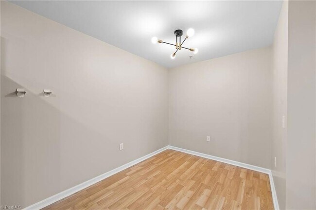 Building Photo - 3712 Cotswold Ave