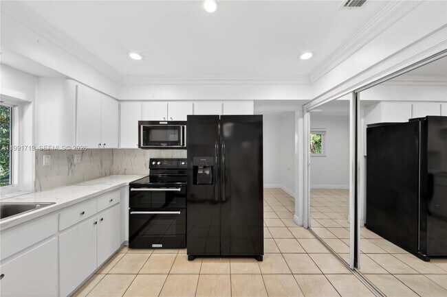 Building Photo - 10142 SW 79th Ave