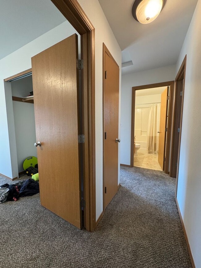 Building Photo - 3-Bedroom Home for Lease with Fenced Backyard