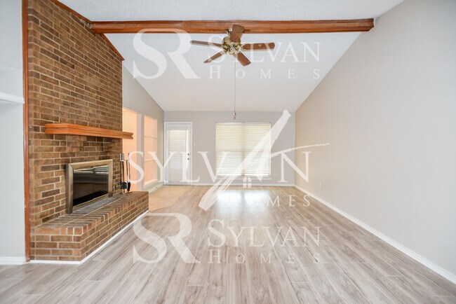 Building Photo - Enjoy living the good life in this 3 bedroom, 2 bathroom brick home