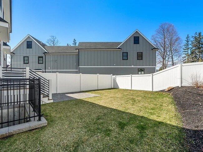 Building Photo - 114 Church St