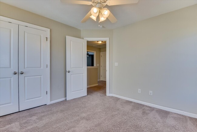 Building Photo - 3 Bedroom 2.5 Bath in Canterbury Farms!