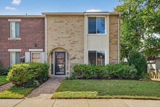 Building Photo - Charming End-Unit Townhome in Sought-After Maryland Place, Gaithersburg