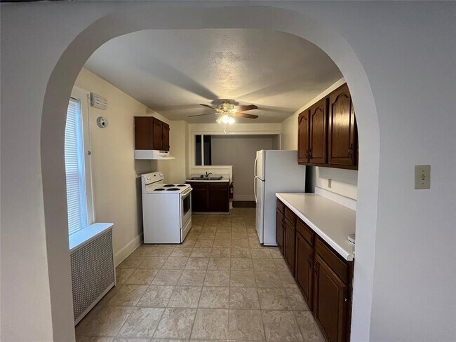 Primary Photo - 3300 E Main St