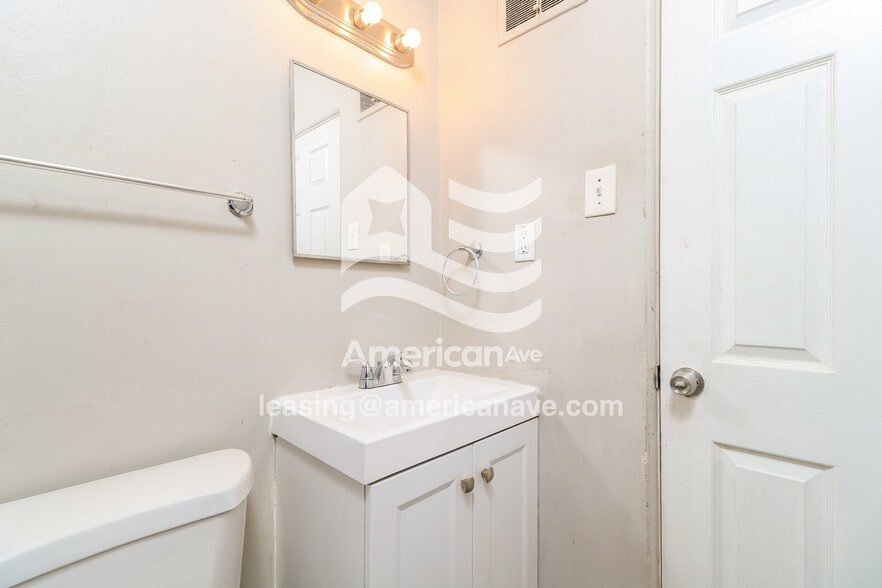 Building Photo - 9749 Dennis Dr