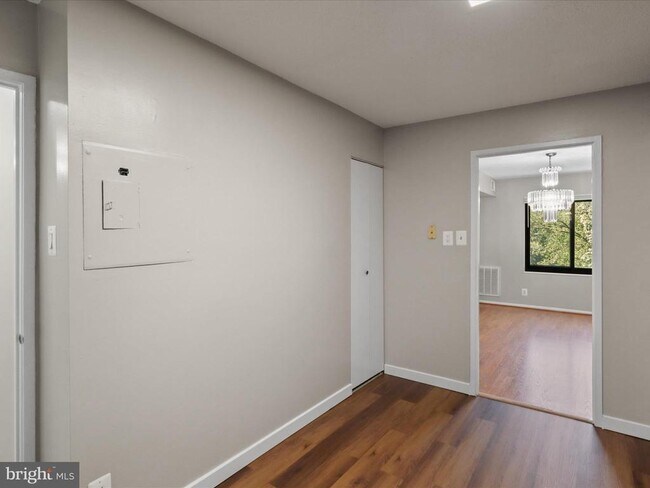 Building Photo - 203 Yoakum Pkwy