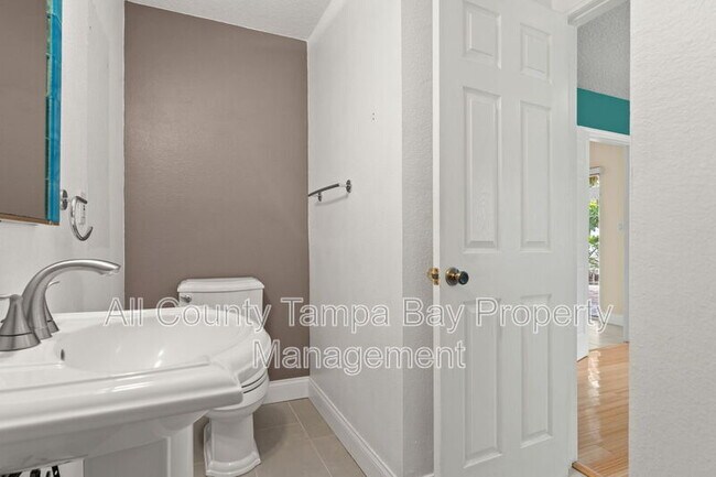 Building Photo - 2725 N Myrtle Ave