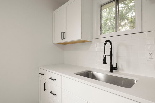 Building Photo - 512 Maier Dr