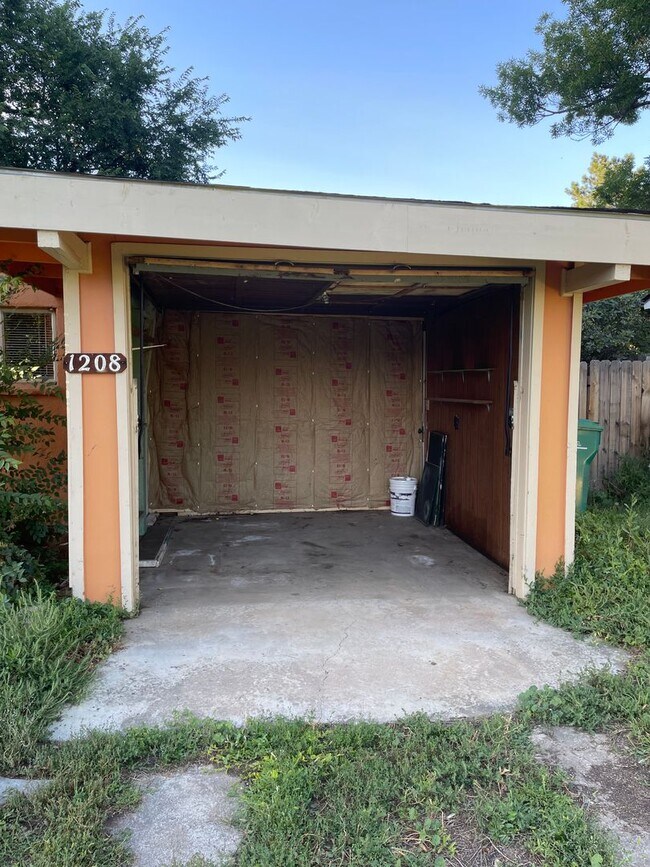 Building Photo - STUDENTS WELCOME! Cozy 1-Bedroom Bungalow w/ Garden and Detached Studio