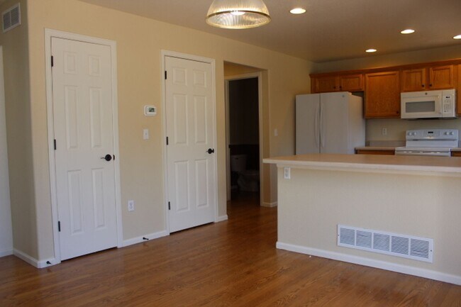 Building Photo - Beautiful 3 BR/2 1/2 BA Home in Highlands Ranch!