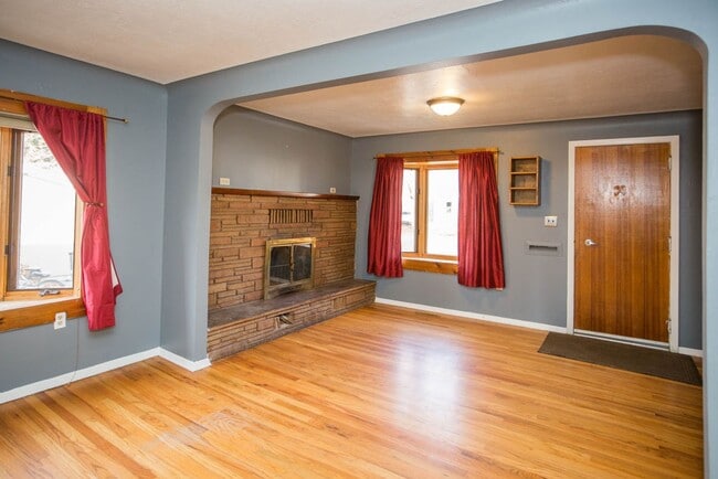 Building Photo - Centrally located single family home 2 bed...