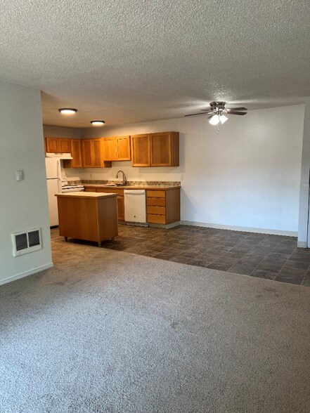 Building Photo - 17260 SW Heritage Ct